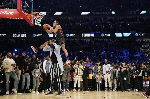  拉文扣篮大赛级别表演，公牛主场力挫活塞止连败